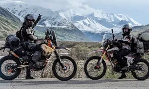 Cặp du khách bỏ việc, phượt xe máy địa hình khắp châu Á