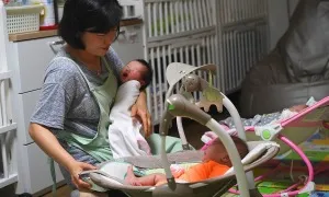 Hàn Quốc trao huân chương cho hai phụ nữ sinh 13 con