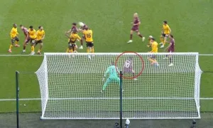 HLV Wolves tố trọng tài thiên vị Man City