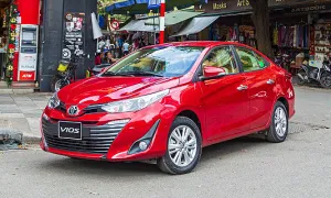 Chỉ về quê dịp lễ Tết nên mua xe hay thuê xe tự lái?