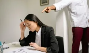 Cô gái đổ bệnh sau khi bị sếp mắng